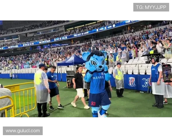 申花吉祥物布鲁首次随队客场征战青岛助威 申花吉祥物布鲁首次随队客场征战青岛助威